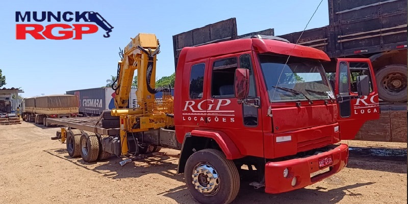Caminhão Munck em Ribeirão Preto é uma combinação de um caminhão convencional com uma gruazinha hidráulica, que permite o levantamento e movimentação de cargas pesadas, como materiais de construção, máquinas, estruturas metálicas,