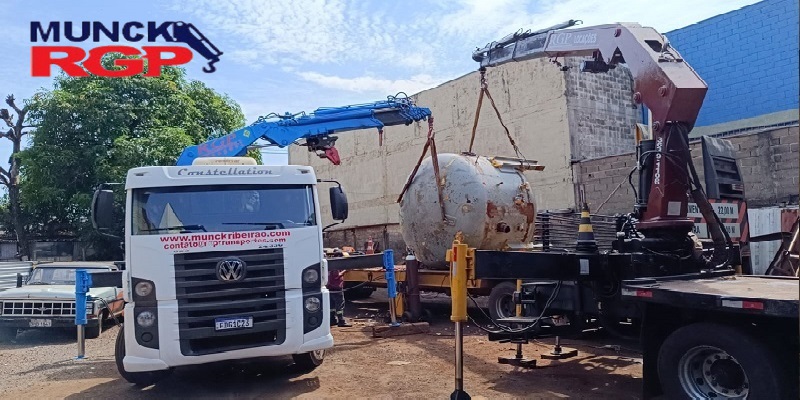 Caminhão Munck em Ribeirão Preto é uma combinação de um caminhão convencional com uma gruazinha hidráulica, que permite o levantamento e movimentação de cargas pesadas, como materiais de construção, máquinas, estruturas metálicas,