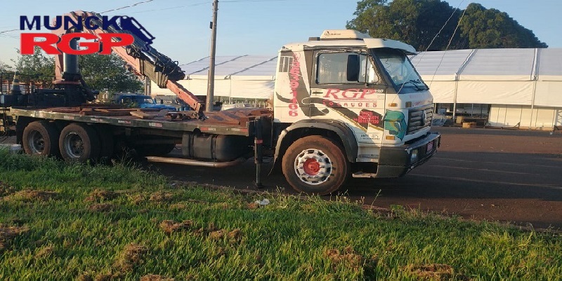 Caminhão Munck em Ribeirão Preto é uma combinação de um caminhão convencional com uma gruazinha hidráulica, que permite o levantamento e movimentação de cargas pesadas, como materiais de construção, máquinas, estruturas metálicas,