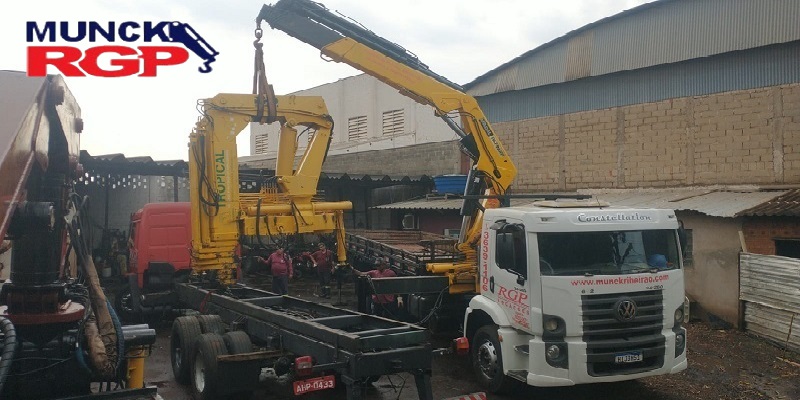 Caminhão Munck em Ribeirão Preto é uma combinação de um caminhão convencional com uma gruazinha hidráulica, que permite o levantamento e movimentação de cargas pesadas, como materiais de construção, máquinas, estruturas metálicas,