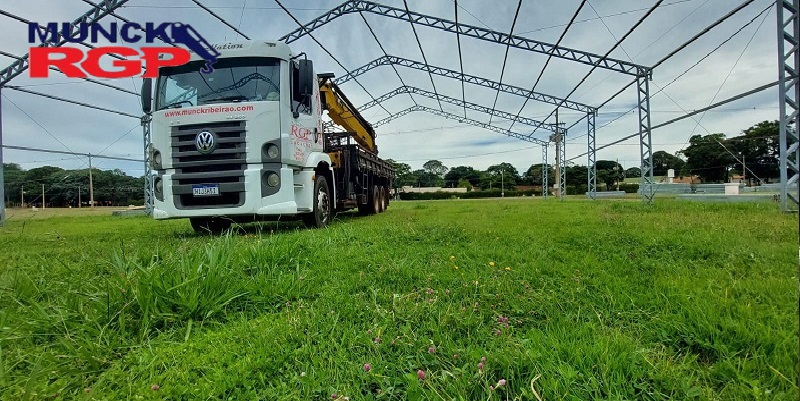Caminhão Munck em Ribeirão Preto é uma combinação de um caminhão