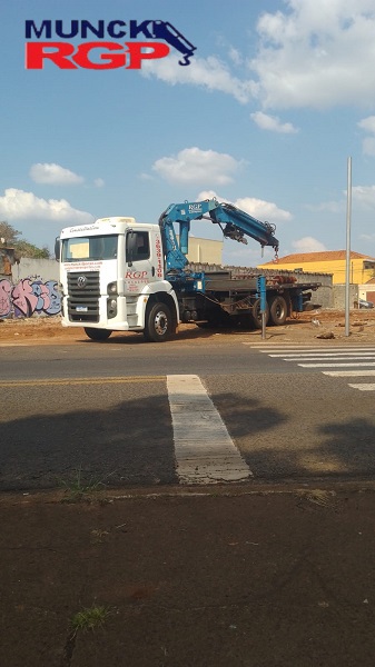 Caminhão Munck Ribeirão Preto Agilidade, Segurança e Eficiência no Levantamento e Transporte de Cargas Pesadas. Em Ribeirão Preto, uma cidade de grande importância econômica e industrial no interior de São Paulo, a demanda por soluções eficientes para o transporte e levantamento de cargas pesadas tem crescido a passos largos.