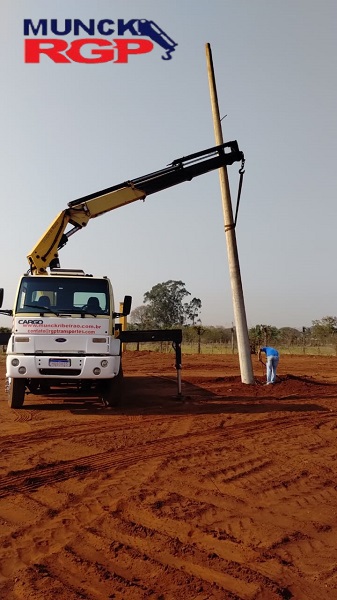 Caminhão Munck Ribeirão Preto Agilidade, Segurança e Eficiência no Levantamento e Transporte de Cargas Pesadas. Em Ribeirão Preto, uma cidade de grande importância econômica e industrial no interior de São Paulo, a demanda por soluções eficientes para o transporte e levantamento de cargas pesadas tem crescido a passos largos.